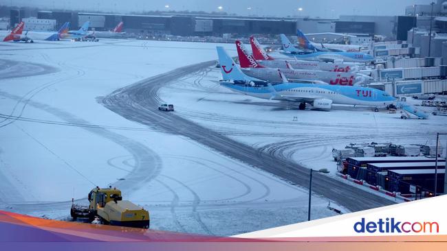 Penampakan Salju Tebal Selimuti Bandara Manchester