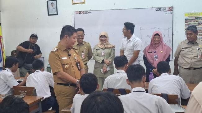 Pj Gubernur Cek Makan Bergizi Gratis di Jakbar, Menu Ayam Teriyaki-Tumis