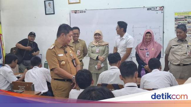 Pj Gubernur Cek Makan Bergizi Gratis di Jakbar, Menu Ayam Teriaki-Tumis