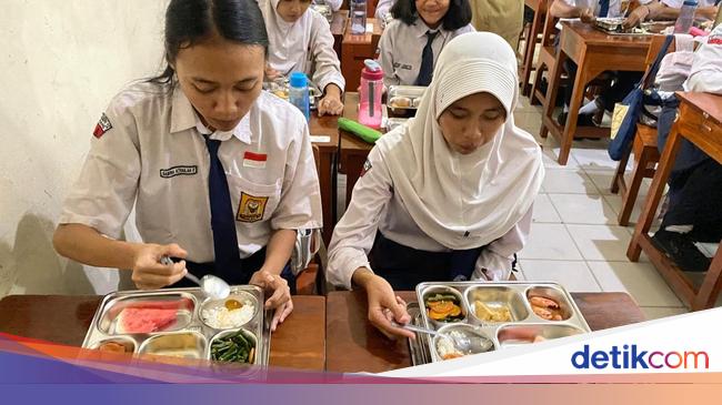 Mendikdasmen Cek Program Makan Bergizi Gratis di SMPN 12 Semarang