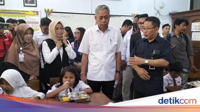 Wamensos Cek Makan Bergizi Gratis di SD Barunawati Jakbar, Menu Ayam Goreng