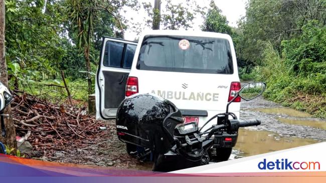 Warga Sukabumi Melahirkan di Ambulans Akibat Jalan Rusak Belasan Kilometer