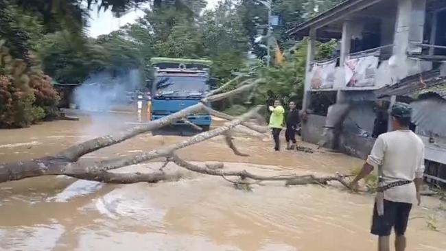 Pesisir Selatan Sumbar Banjir, Jalan Lintas Barat Sumatera Buka Tutup