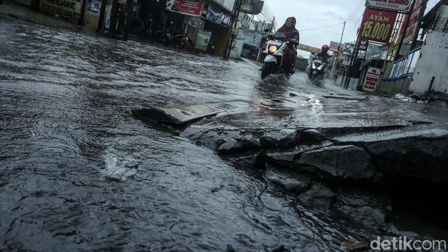 5 RT-3 Ruas Jalan di Jakarta Tergenang Banjir Pagi Ini, Tinggi Air Capai 35 Cm