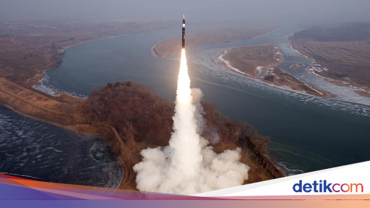 Pemimpin Korea Utara (Korut) Kim Jong Un memerintahkan para pejabat untuk meningkatkan produksi rudal.