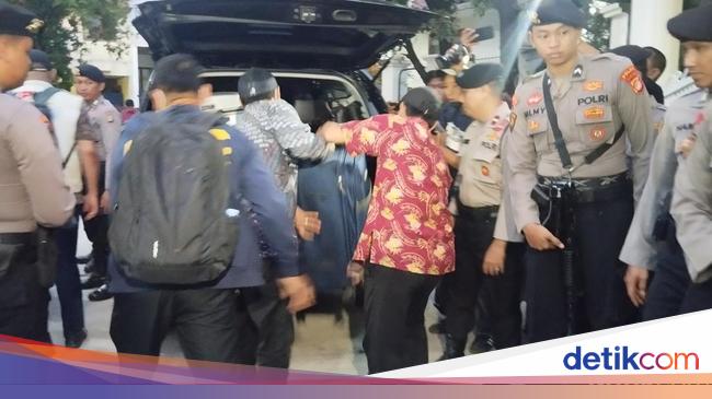 PDIP Heran KPK Bawa Koper tapi Cuma Sita Flashdisk-Buku dari Rumah Hasto