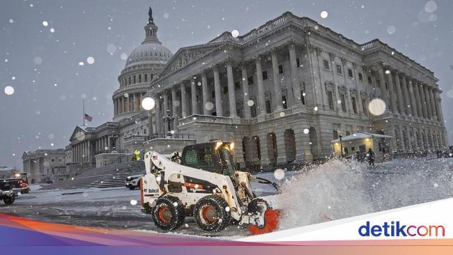 Potret AS Dihantam Badai Salju hingga Ganggu Penerbangan