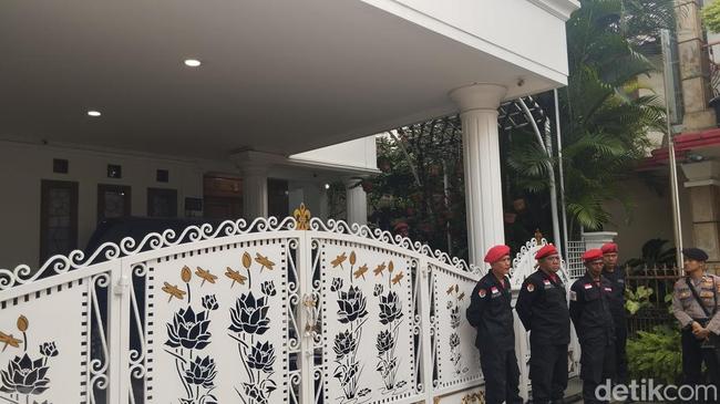 Situasi Terkini Rumah Hasto yang Digeledah KPK, Satgas PDIP Berjaga