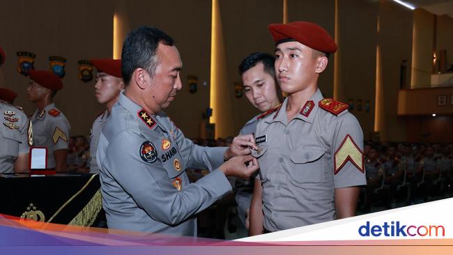 Kadiv Humas Sematkan Brevet Kehumasan ke 10 Taruna Akpol Nilai Sertifikasi Terbaik