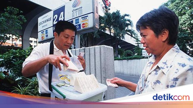 Jungkir Balik Hidup Sirivat, Dulu Miliarder Kini Jadi Penjual Roti di Jalan