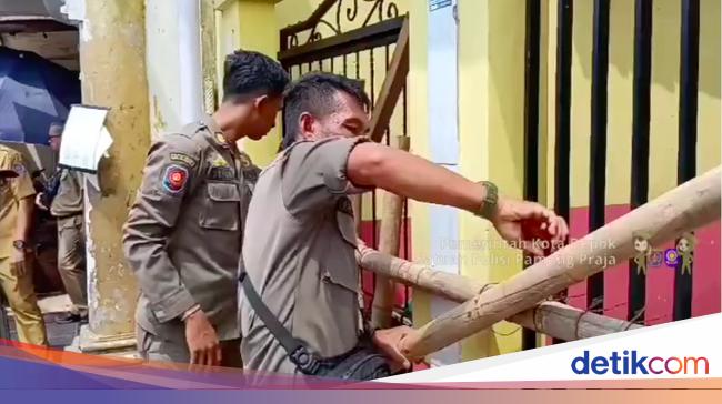 Duduk Perkara Gerbang SD di Depok Dipalang 'Stop Kegiatan Sekolah'