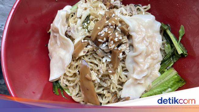 Bakmi Tan : Gurihnya Juara! Bakmi Ayam Kampung Jamur Legendaris 55 Tahun