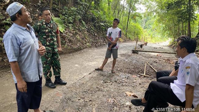 Warga Iuran Perbaiki Jalan Rusak, Pemkab Pandeglang Akui Belum Tersentuh