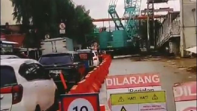 Lalin di Jl Pramuka arah Rawamangun Jaktim Macet Imbas Alat Berat Tutup Jalan