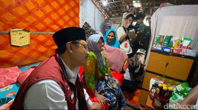 Mensos Gus Ipul Sambangi Nenek Arnima yang Hidup Sebatang Kara di Bangkalan