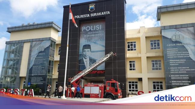 Giant poster of Jokowi's image at Solo police building removed