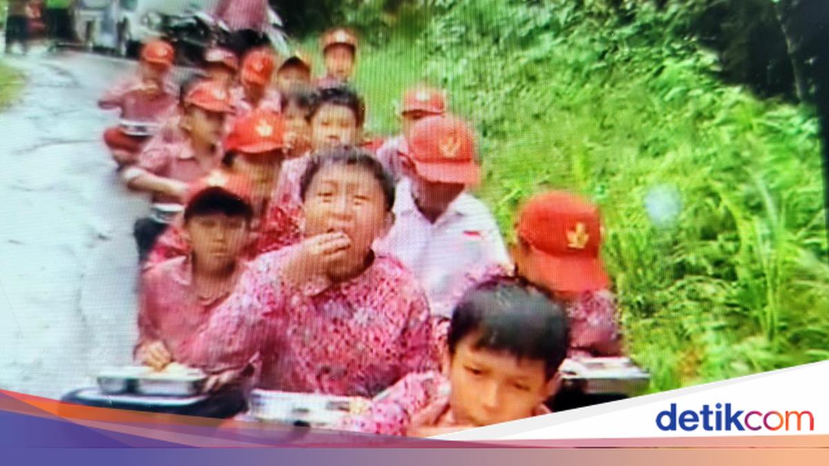 Viral Siswa SD di Sukabumi Terjang Akses Terjal Demi Makan Bergizi Gratis