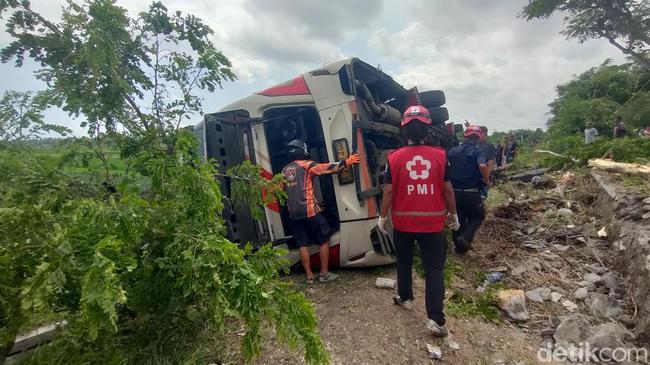 Bus Nyemplung di Sawah Kulon Progo, Korban Masih Dievakuasi