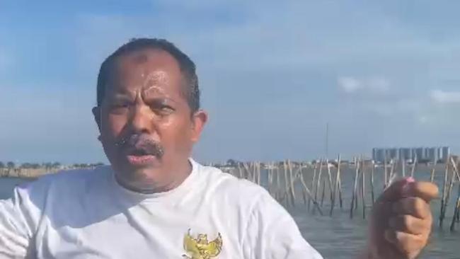 Anggota DPR F-PKS Cek Pagar di Laut Tangerang Naik Perahu, Begini Momennya