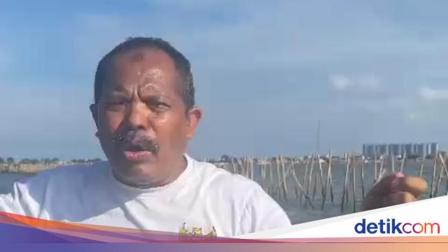 Anggota DPR F-PKS Cek Pagar di Laut Tangerang Naik Perahu, Begini Momennya