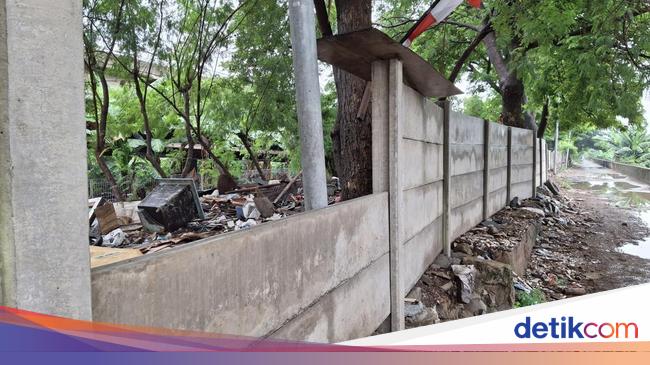 Usai Pembongkaran, Pagar Tembok Dibangun di Kolong Tol Angke