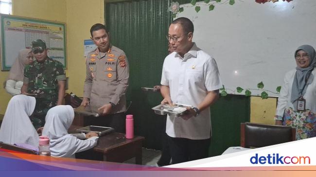 Tinjau Makan Bergizi di SD Bogor, Eddy Soeparno Lihat Antusiasme Anak Tinggi