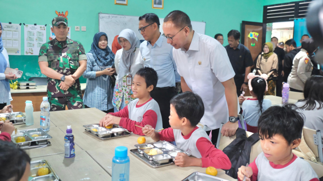 Eddy Soeparno Tinjau Makan Bergizi Gratis di Bogor: Siswa Antusias  Lahap