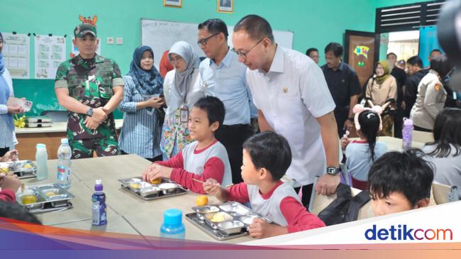 Eddy Soeparno Tinjau Makan Bergizi Gratis di Bogor: Siswa Antusias &amp; Lahap