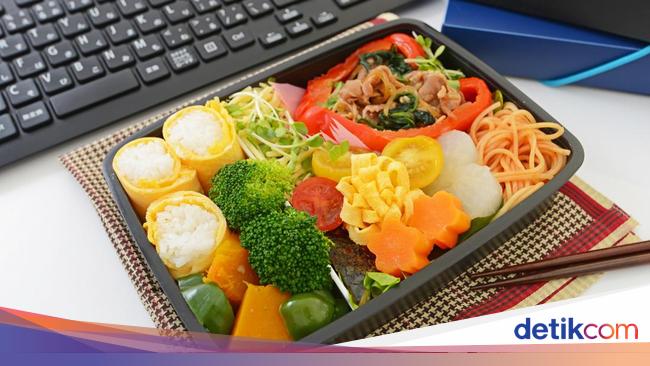 Wajar Banyak yang Bawa Bekal, Tabungan Kelas Menengah Makin Cekak!