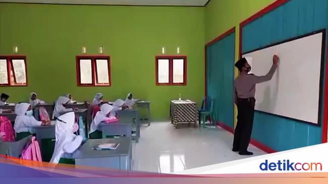 Dedikasi Iptu Munadi Bangun Madrasah Pakai Lahan Pribadi