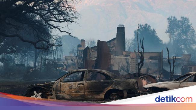 Mobil-mobil Hangus Terbakar Saat Kebakaran Hutan Landa California