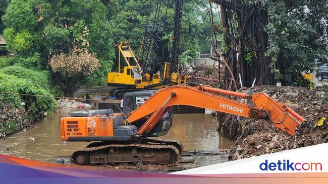 Normalisasi Bantaran Sungai Pesanggrahan untuk Cegah Banjir