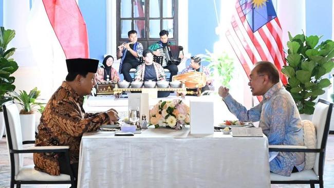 Momen Hangat Prabowo dan Anwar Ibrahim Makan Siang Bareng di Malaysia