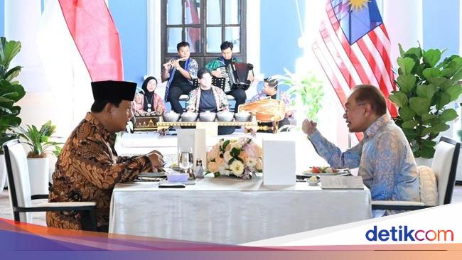 Momen Hangat Prabowo dan Anwar Ibrahim Makan Siang Bareng di Malaysia