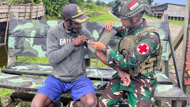 Satgas HABEMA TNI Beri Layanan Kesehatan Gratis ke Warga Batas Batu Papua