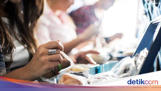 Duh! Puluhan Penumpang Pesawat Jatuh Sakit Keracunan Makanan