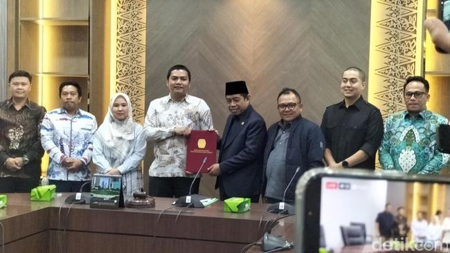 KPU Jakarta Serahkan Berkas Pengesahan Gubernur dan Wagub Terpilih ke DPRD