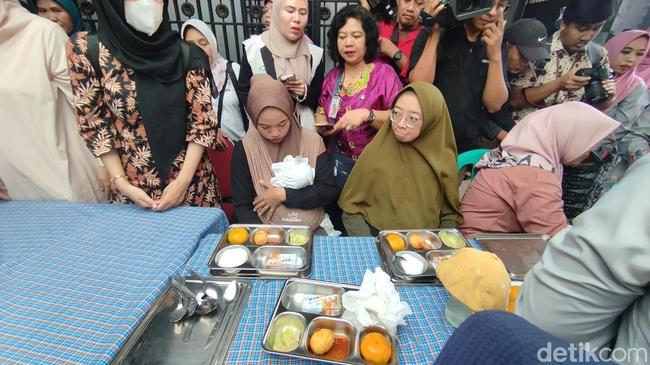 Makan Bergizi Gratis di Ciracas, Ibu Hamil dan Balita Dapat Porsi Berbeda