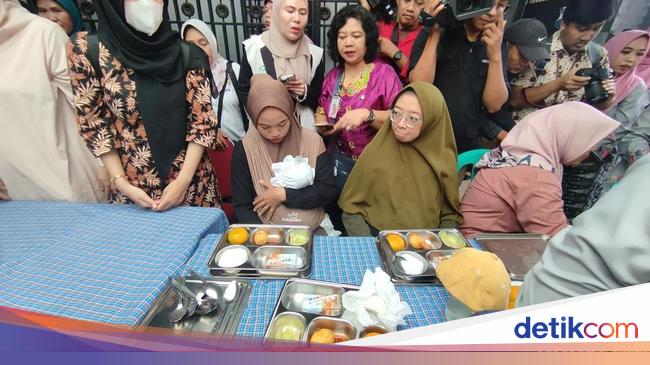 Makan Bergizi Gratis di Ciracas, Ibu Hamil dan Balita Dapat Porsi Berbeda