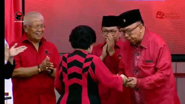 Megawati Beri Potongan Tumpeng Pertama HUT Ke-52 PDIP ke Sidarto Danusubroto