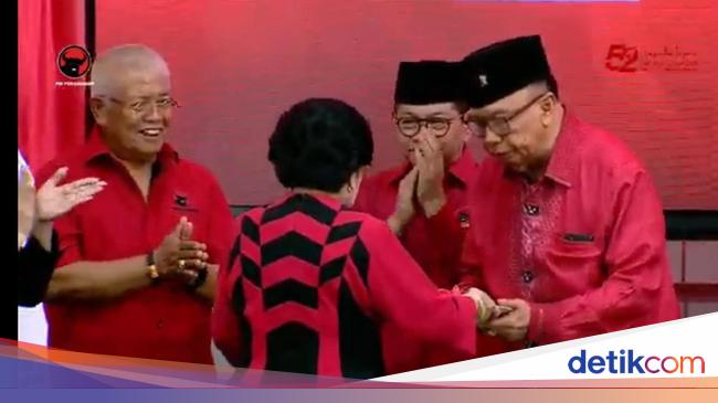 Megawati Beri Potongan Tumpeng Pertama HUT ke-52 PDIP ke Sidarto Danusubroto