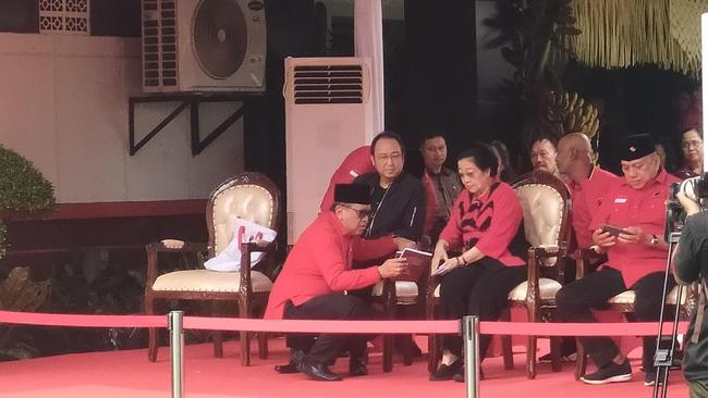 Megawati Pimpin HUT PDIP ke-52 di Sekolah Partai, Puan dan Prananda Hadir