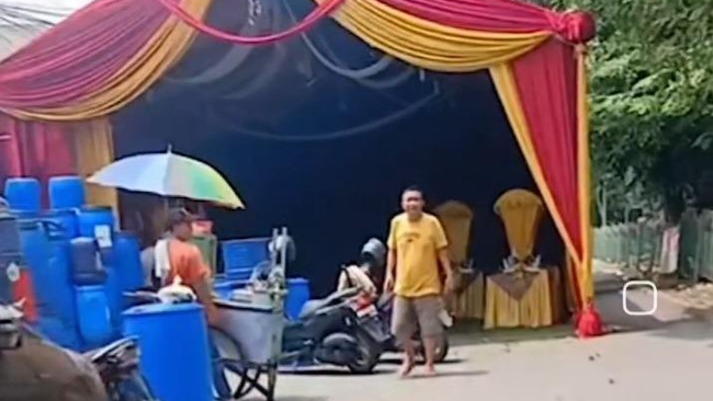 Viral Warga di Depok Hajatan hingga Tenda Makan Badan Jalan