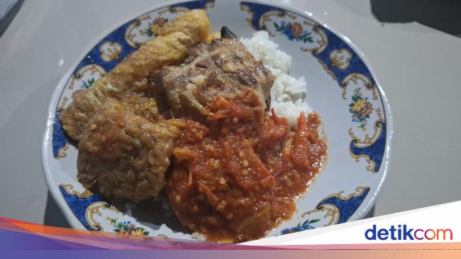 Pedas Menyengat! Sego Sambal Iwak Pe Mak Yeye Eksis Sejak 1982