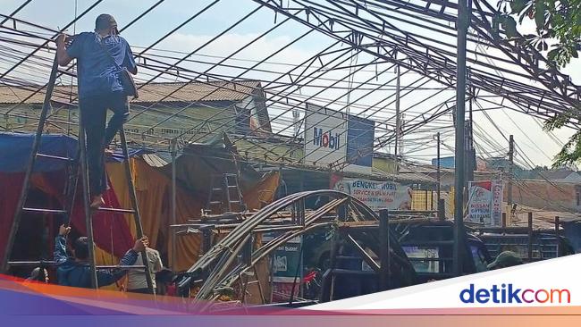 Langgar Ketertiban, Tenda Hajatan yang Tutup Jalan di Depok Dibongkar