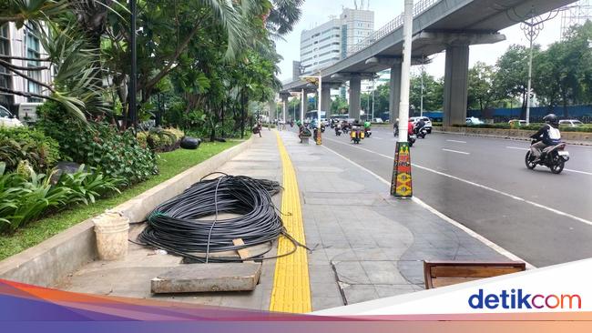 Perbaikan Trotoar di Rasuna Said Rampung, Pejalan Keluhkan Kabel Berantakan