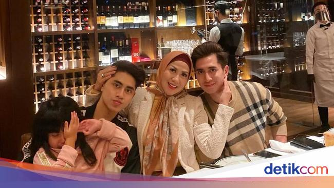 Ini Momen Athalla Naufal Makan Sushi hingga Steak di Restoran