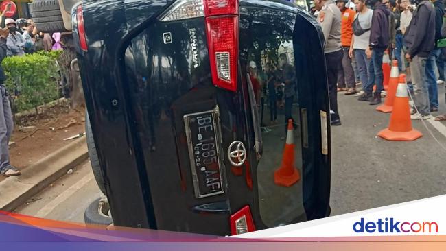 Mobil Tabrak Pemotor Boncengan hingga Terguling di Tangsel, 1 Orang Tewas