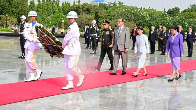 Momen PM Jepang Ishiba dan Istri Beri Penghormatan-Tabur Bunga di TMP Kalibata