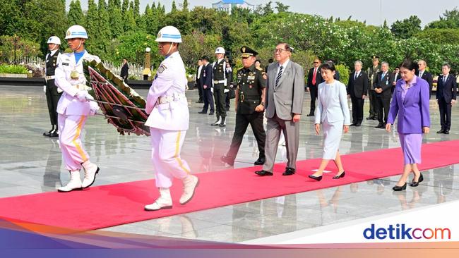 Momen PM Jepang Ishiba dan Istri Beri Penghormatan-Tabur Bunga di TMP Kalibata